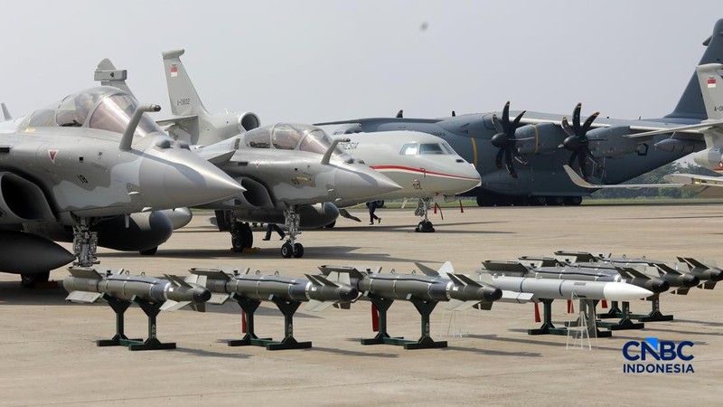Pesawat jet tempur Multi-Role Combat Aircraft (MRCA) Rafale, A400M MRTT, Falcon 8X, Smart Weapon Hammer dan Missile Meteor di Lanud Halim Perdana Kusuma, Jakarta, Senin (18/5/2026). (CNBC Indonesia/Muhammad Sabki)