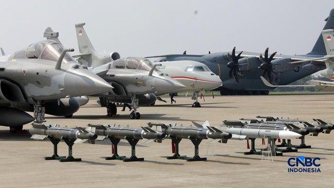 Potret 'Berjejer' Jet Tempur hingga Rudal Meteor Tiba di RI