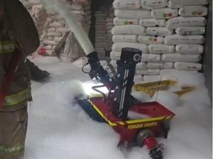 Sudah 9 Jam Kebakaran Pabrik di Jakbar Belum Padam, Damkar Pakai Robot