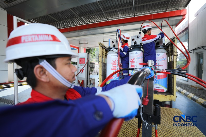 Petugas melakukan pengisian Compressed Natural Gas (CNG) ke dalam tabung bertekanan tinggi (mencapai 200 bar atau sekitar 3000-3600 psi) di Stasiun Pengisian Bahan Bakar Gas (SPBG) Perusahaan Gas Negara Pondok Ungu, Bekasi, Jawa Barat, Senin (18/5/2026). (CNBC Indonesia/Tri Susilo)