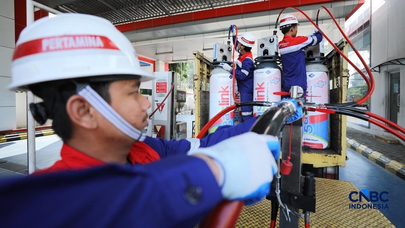 Petugas melakukan pengisian Compressed Natural Gas (CNG) ke dalam tabung bertekanan tinggi (mencapai 200 bar atau sekitar 3000-3600 psi) di Stasiun Pengisian Bahan Bakar Gas (SPBG) Perusahaan Gas Negara Pondok Ungu, Bekasi, Jawa Barat, Senin (18/5/20