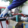 Petugas melakukan pengisian Compressed Natural Gas (CNG) ke dalam tabung bertekanan tinggi (mencapai 200 bar atau sekitar 3000-3600 psi) di Stasiun Pengisian Bahan Bakar Gas (SPBG) Perusahaan Gas Negara Pondok Ungu, Bekasi, Jawa Barat, Senin (18/5/20