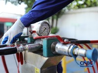 Petugas melakukan pengisian Compressed Natural Gas (CNG) ke dalam tabung bertekanan tinggi (mencapai 200 bar atau sekitar 3000-3600 psi) di Stasiun Pengisian Bahan Bakar Gas (SPBG) Perusahaan Gas Negara Pondok Ungu, Bekasi, Jawa Barat, Senin (18/5/20