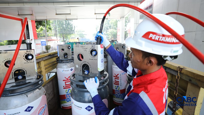 Petugas melakukan pengisian Compressed Natural Gas (CNG) ke dalam tabung bertekanan tinggi (mencapai 200 bar atau sekitar 3000-3600 psi) di Stasiun Pengisian Bahan Bakar Gas (SPBG) Perusahaan Gas Negara Pondok Ungu, Bekasi, Jawa Barat, Senin (18/5/2026). (CNBC Indonesia/Tri Susilo)