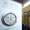 Petugas melakukan pengisian Compressed Natural Gas (CNG) ke dalam tabung bertekanan tinggi (mencapai 200 bar atau sekitar 3000-3600 psi) di Stasiun Pengisian Bahan Bakar Gas (SPBG) Perusahaan Gas Negara Pondok Ungu, Bekasi, Jawa Barat, Senin (18/5/20