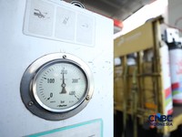 Petugas melakukan pengisian Compressed Natural Gas (CNG) ke dalam tabung bertekanan tinggi (mencapai 200 bar atau sekitar 3000-3600 psi) di Stasiun Pengisian Bahan Bakar Gas (SPBG) Perusahaan Gas Negara Pondok Ungu, Bekasi, Jawa Barat, Senin (18/5/20