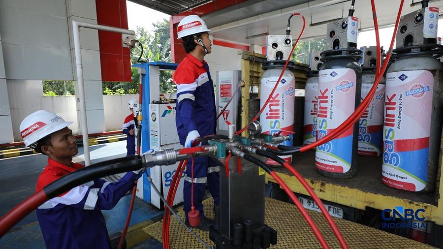 Petugas melakukan pengisian Compressed Natural Gas (CNG) ke dalam tabung bertekanan tinggi (mencapai 200 bar atau sekitar 3000-3600 psi) di Stasiun Pengisian Bahan Bakar Gas (SPBG) Perusahaan Gas Negara Pondok Ungu, Bekasi, Jawa Barat, Senin (18/5/20