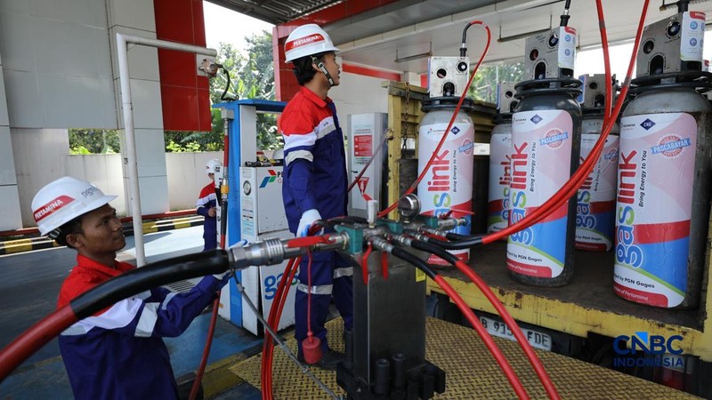 Petugas melakukan pengisian Compressed Natural Gas (CNG) ke dalam tabung bertekanan tinggi (mencapai 200 bar atau sekitar 3000-3600 psi) di Stasiun Pengisian Bahan Bakar Gas (SPBG) Perusahaan Gas Negara Pondok Ungu, Bekasi, Jawa Barat, Senin (18/5/20