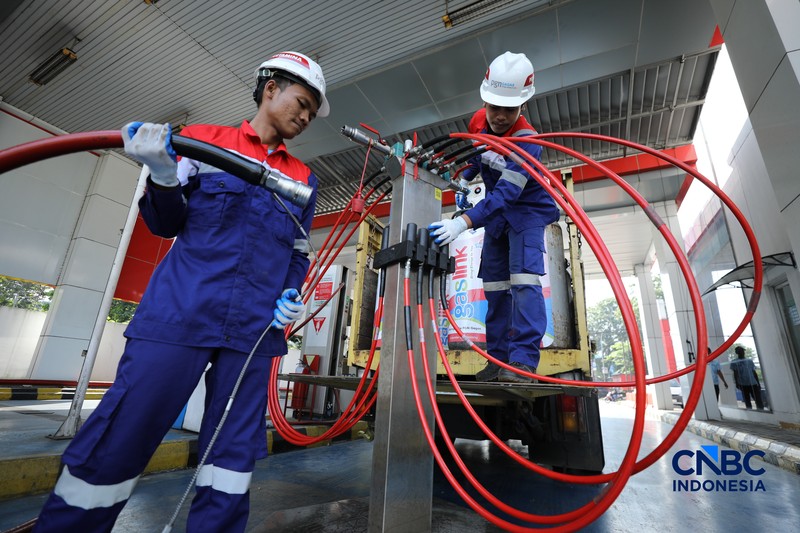 Petugas melakukan pengisian Compressed Natural Gas (CNG) ke dalam tabung bertekanan tinggi (mencapai 200 bar atau sekitar 3000-3600 psi) di Stasiun Pengisian Bahan Bakar Gas (SPBG) Perusahaan Gas Negara Pondok Ungu, Bekasi, Jawa Barat, Senin (18/5/2026). (CNBC Indonesia/Tri Susilo)