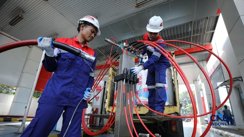 Petugas melakukan pengisian Compressed Natural Gas (CNG) ke dalam tabung bertekanan tinggi (mencapai 200 bar atau sekitar 3000-3600 psi) di Stasiun Pengisian Bahan Bakar Gas (SPBG) Perusahaan Gas Negara Pondok Ungu, Bekasi, Jawa Barat, Senin (18/5/20