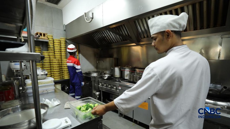 Petugas memeriksa tekanan volume Compressed Natural Gas (CNG) di rumah makan (Resto) yang berada di Bekasi, Jawa Barat, Senin (18/5/2026). (CNBC Indonesia/Tri Susilo)