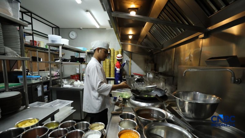Petugas memeriksa tekanan volume Compressed Natural Gas (CNG) di rumah makan (Resto) yang berada di Bekasi, Jawa Barat, Senin (18/5/2026). (CNBC Indonesia/Tri Susilo)