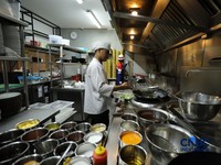 Sebuah rumah makan di Bekasi sudah menggunakan gas alam terkompresi atau Compressed Natural Gas (CNG) sebagai bahan bakar untuk memasak.