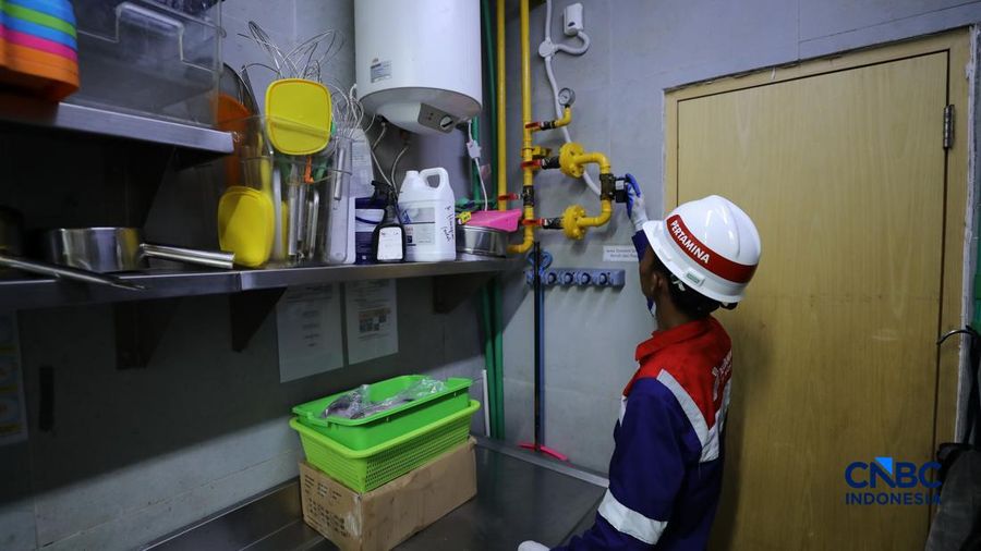 Petugas memeriksa tekanan volume Compressed Natural Gas (CNG) di rumah makan (Resto) yang berada di Bekasi, Jawa Barat, Senin (18/5/2026). (CNBC Indonesia/Tri Susilo)