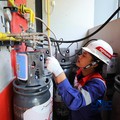 Petugas mengirim Compressed Natural Gas (CNG) ke rumah makan (Resto) yang berada di Bekasi, Jawa Barat, Senin (18/5/2026). (CNBC Indonesia/Tri Susilo)