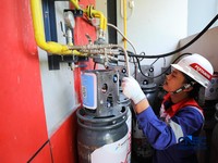 Petugas mengirim Compressed Natural Gas (CNG) ke rumah makan (Resto) yang berada di Bekasi, Jawa Barat, Senin (18/5/2026). (CNBC Indonesia/Tri Susilo)