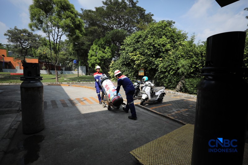 Petugas melakukan pengisian Compressed Natural Gas (CNG) ke dalam tabung bertekanan tinggi (mencapai 200 bar atau sekitar 3000-3600 psi) di Stasiun Pengisian Bahan Bakar Gas (SPBG) Perusahaan Gas Negara Pondok Ungu, Bekasi, Jawa Barat, Senin (18/5/2026). (CNBC Indonesia/Tri Susilo)