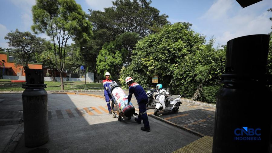 Petugas mengirim Compressed Natural Gas (CNG) ke rumah makan (Resto) yang berada di Bekasi, Jawa Barat, Senin (18/5/2026). (CNBC Indonesia/Tri Susilo)