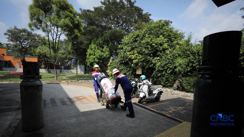 Petugas mengirim Compressed Natural Gas (CNG) ke rumah makan (Resto) yang berada di Bekasi, Jawa Barat, Senin (18/5/2026). (CNBC Indonesia/Tri Susilo)