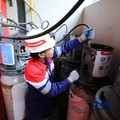 Petugas mengirim Compressed Natural Gas (CNG) ke rumah makan (Resto) yang berada di Bekasi, Jawa Barat, Senin (18/5/2026). (CNBC Indonesia/Tri Susilo)