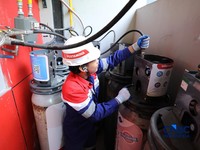 Petugas mengirim Compressed Natural Gas (CNG) ke rumah makan (Resto) yang berada di Bekasi, Jawa Barat, Senin (18/5/2026). (CNBC Indonesia/Tri Susilo)