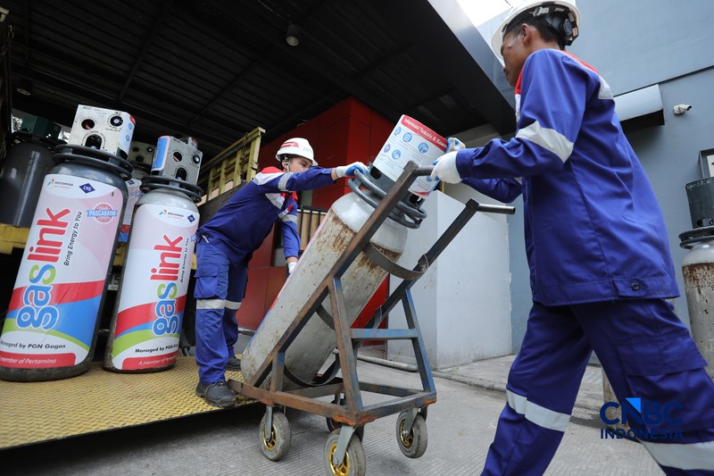 Petugas melakukan pengisian Compressed Natural Gas (CNG) ke dalam tabung bertekanan tinggi (mencapai 200 bar atau sekitar 3000-3600 psi) di Stasiun Pengisian Bahan Bakar Gas (SPBG) Perusahaan Gas Negara Pondok Ungu, Bekasi, Jawa Barat, Senin (18/5/2026). (CNBC Indonesia/Tri Susilo)
