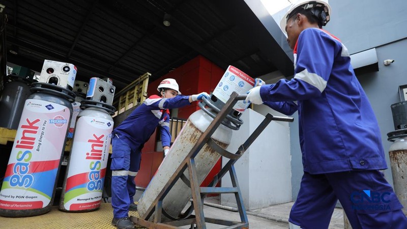 Petugas mengirim Compressed Natural Gas (CNG) ke rumah makan (Resto) yang berada di Bekasi, Jawa Barat, Senin (18/5/2026). (CNBC Indonesia/Tri Susilo)