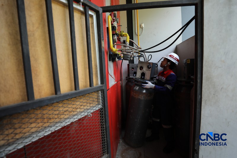 Petugas melakukan pengisian Compressed Natural Gas (CNG) ke dalam tabung bertekanan tinggi (mencapai 200 bar atau sekitar 3000-3600 psi) di Stasiun Pengisian Bahan Bakar Gas (SPBG) Perusahaan Gas Negara Pondok Ungu, Bekasi, Jawa Barat, Senin (18/5/2026). (CNBC Indonesia/Tri Susilo)