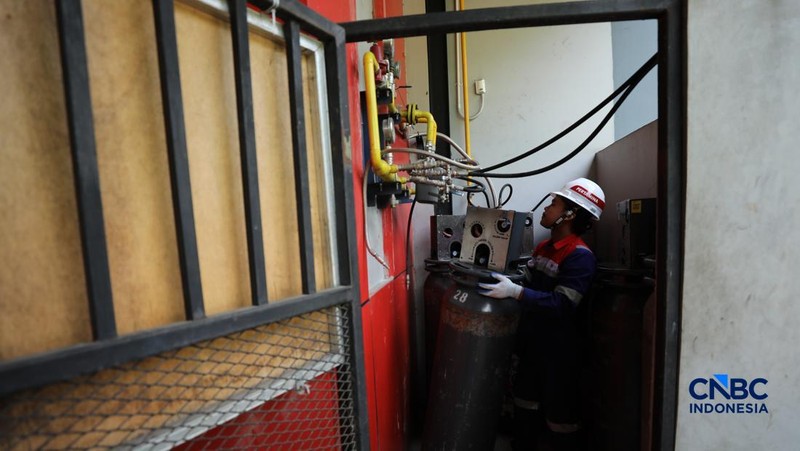 Petugas mengirim Compressed Natural Gas (CNG) ke rumah makan (Resto) yang berada di Bekasi, Jawa Barat, Senin (18/5/2026). (CNBC Indonesia/Tri Susilo)