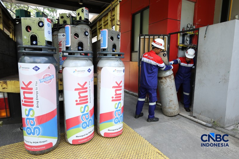 Petugas melakukan pengisian Compressed Natural Gas (CNG) ke dalam tabung bertekanan tinggi (mencapai 200 bar atau sekitar 3000-3600 psi) di Stasiun Pengisian Bahan Bakar Gas (SPBG) Perusahaan Gas Negara Pondok Ungu, Bekasi, Jawa Barat, Senin (18/5/2026). (CNBC Indonesia/Tri Susilo)