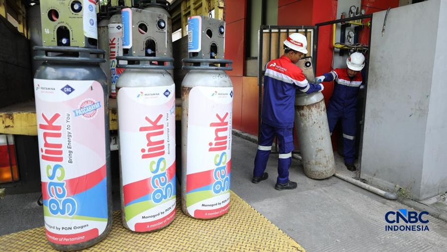 Petugas memeriksa tekanan volume Compressed Natural Gas (CNG) di rumah makan (Resto) yang berada di Bekasi, Jawa Barat, Senin (18/5/2026). (CNBC Indonesia/Tri Susilo)
