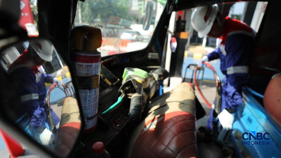 Petugas mengisi bahan bakar gas ke sebuah kendaraan di Stasiun Pengisian Bahan Bakar Gas (SPBG) Perusahaan Gas Negara Pondok Ungu, Bekasi, Jawa Barat, Senin (18/5/2026). (CNBC Indonesia/Tri Susilo)