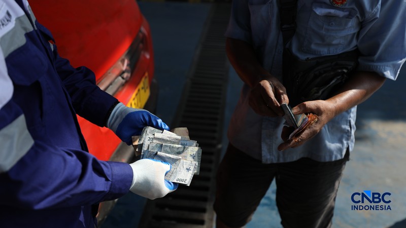 Petugas mengisi bahan bakar gas ke sebuah kendaraan di Stasiun Pengisian Bahan Bakar Gas (SPBG) Perusahaan Gas Negara Pondok Ungu, Bekasi, Jawa Barat, Senin (18/5/2026). (CNBC Indonesia/Tri Susilo)