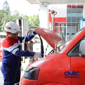 Petugas mengisi bahan bakar gas ke sebuah kendaraan di Stasiun Pengisian Bahan Bakar Gas (SPBG) milik PT Perusahaan Gas Negara Tbk (PGN) di Pondok Ungu, Bekasi, Jawa Barat, Senin (18/5/2026). (CNBC Indonesia/Tri Susilo)