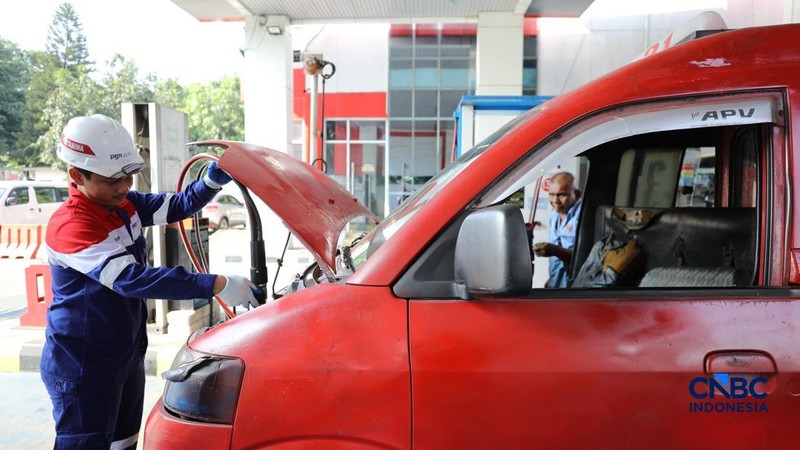 Petugas mengisi bahan bakar gas ke sebuah kendaraan di Stasiun Pengisian Bahan Bakar Gas (SPBG) Perusahaan Gas Negara Pondok Ungu, Bekasi, Jawa Barat, Senin (18/5/2026). (CNBC Indonesia/Tri Susilo)