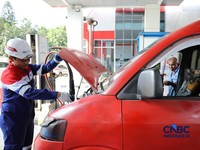 Petugas mengisi bahan bakar gas ke sebuah kendaraan di Stasiun Pengisian Bahan Bakar Gas (SPBG) milik PT Perusahaan Gas Negara Tbk (PGN) di Pondok Ungu, Bekasi, Jawa Barat, Senin (18/5/2026). (CNBC Indonesia/Tri Susilo)