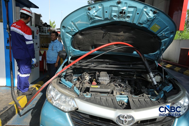 Petugas mengisi bahan bakar gas ke sebuah kendaraan di Stasiun Pengisian Bahan Bakar Gas (SPBG) Perusahaan Gas Negara Pondok Ungu, Bekasi, Jawa Barat, Senin (18/5/2026). (CNBC Indonesia/Tri Susilo)