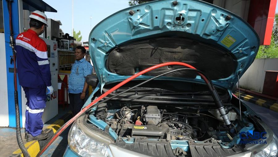 Petugas mengisi bahan bakar gas ke sebuah kendaraan di Stasiun Pengisian Bahan Bakar Gas (SPBG) Perusahaan Gas Negara Pondok Ungu, Bekasi, Jawa Barat, Senin (18/5/2026). (CNBC Indonesia/Tri Susilo)