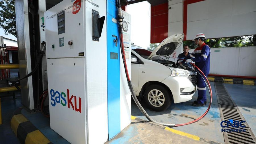 Petugas mengisi bahan bakar gas ke sebuah kendaraan di Stasiun Pengisian Bahan Bakar Gas (SPBG) Perusahaan Gas Negara Pondok Ungu, Bekasi, Jawa Barat, Senin (18/5/2026). (CNBC Indonesia/Tri Susilo)