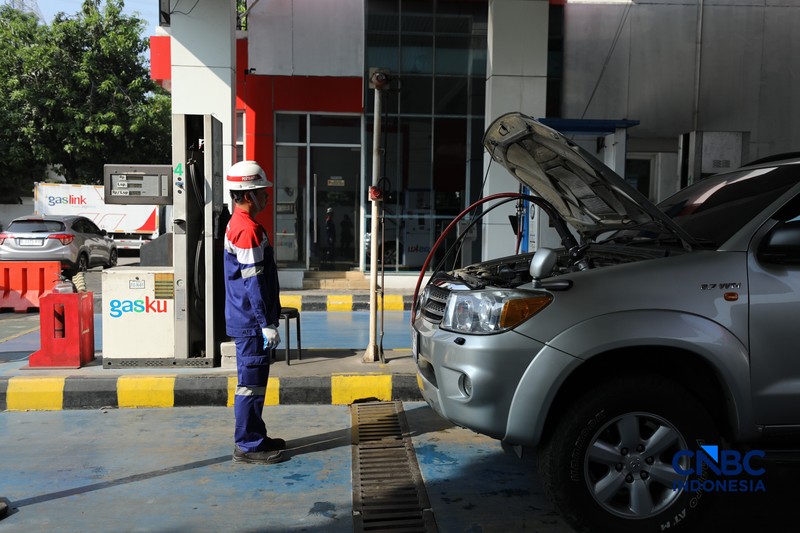 Petugas mengisi bahan bakar gas ke sebuah kendaraan di Stasiun Pengisian Bahan Bakar Gas (SPBG) Perusahaan Gas Negara Pondok Ungu, Bekasi, Jawa Barat, Senin (18/5/2026). (CNBC Indonesia/Tri Susilo)