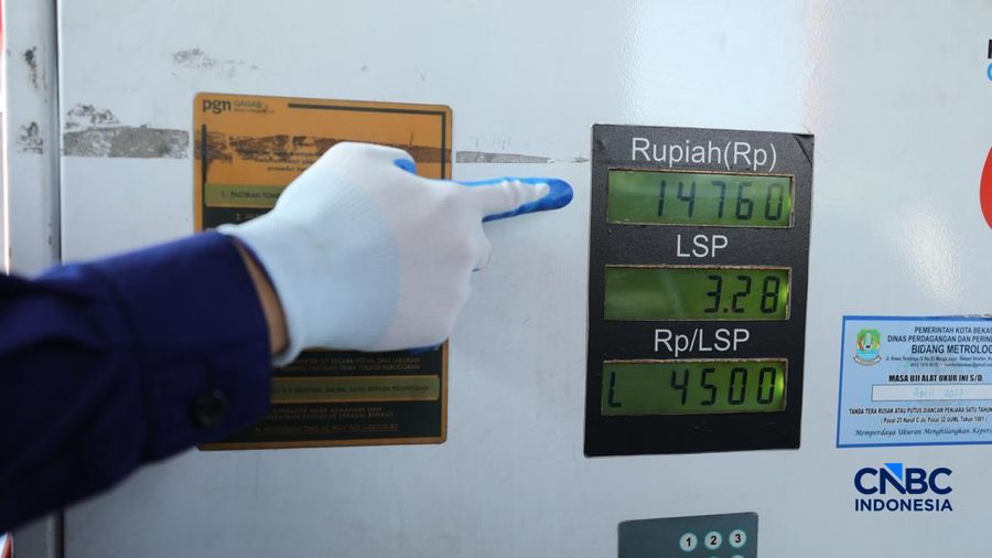 Petugas mengisi bahan bakar gas ke sebuah kendaraan di Stasiun Pengisian Bahan Bakar Gas (SPBG) Perusahaan Gas Negara Pondok Ungu, Bekasi, Jawa Barat, Senin (18/5/2026). (CNBC Indonesia/Tri Susilo)