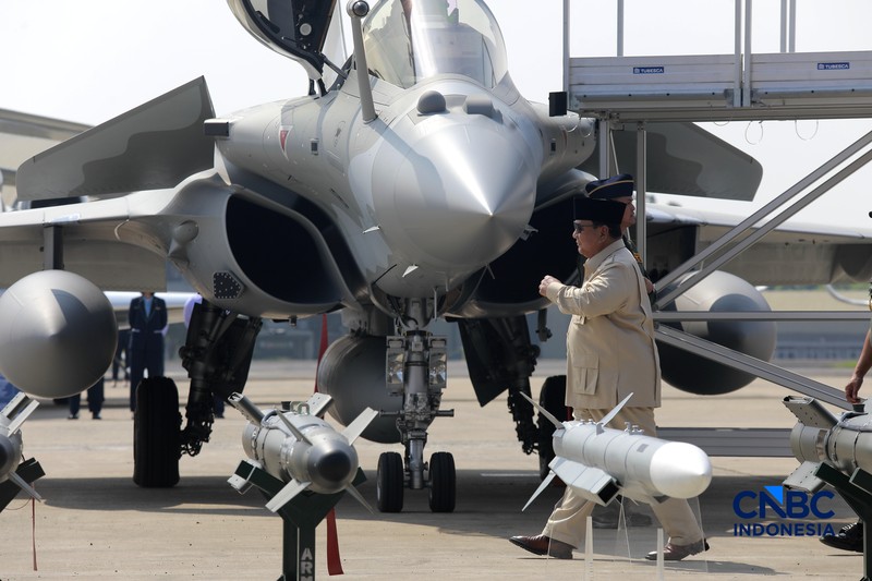 Presiden Prabowo Subianto saat hadir dalam acara Penyerahan Pesawat jet tempur Multi-Role Combat Aircraft (MRCA) Rafale, A400M MRTT, Falcon 8X serta Radar GCI, Smart Weapon Hammer dan Missile Meteor di Lanud Halim Perdana Kusuma, Jakarta, Senin (18/5/2026). (CNBC Indonesia/Muhammad Sabki)