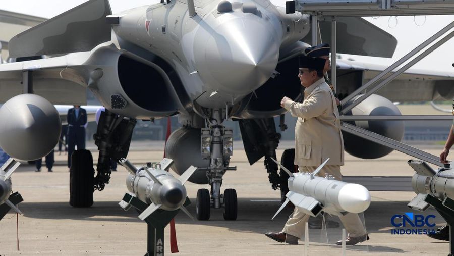 Presiden Prabowo Subianto saat hadir dalam acara Penyerahan Pesawat jet tempur Multi-Role Combat Aircraft (MRCA) Rafale, A400M MRTT, Falcon 8X serta Radar GCI, Smart Weapon Hammer dan Missile Meteor di Lanud Halim Perdana Kusuma, Jakarta, Senin (18/5/2026). (CNBC Indonesia/Muhammad Sabki)