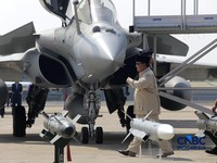 Presiden Prabowo Subianto saat hadir dalam acara penyerahan pesawat jet tempur Multi-Role Combat Aircraft (MRCA) Rafale, A400M MRTT, Falcon 8X, Radar GCI, Smart Weapon Hammer dan Missile Meteor di Lanud Halim Perdana Kusuma, Jakarta, Senin (18/5/2026