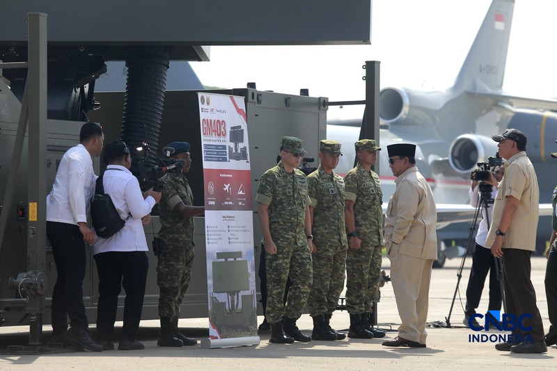 Presiden Prabowo Subianto saat hadir dalam acara Penyerahan Pesawat jet tempur Multi-Role Combat Aircraft (MRCA) Rafale, A400M MRTT, Falcon 8X serta Radar GCI, Smart Weapon Hammer dan Missile Meteor di Lanud Halim Perdana Kusuma, Jakarta, Senin (18/5/2026). (CNBC Indonesia/Muhammad Sabki)