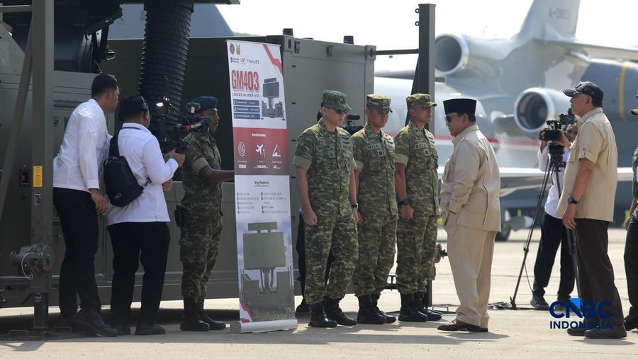 Presiden Prabowo Subianto saat hadir dalam acara Penyerahan Pesawat jet tempur Multi-Role Combat Aircraft (MRCA) Rafale, A400M MRTT, Falcon 8X serta Radar GCI, Smart Weapon Hammer dan Missile Meteor di Lanud Halim Perdana Kusuma, Jakarta, Senin (18/5/2026). (CNBC Indonesia/Muhammad Sabki)