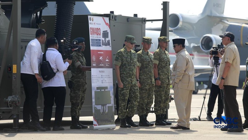 Presiden Prabowo Subianto saat hadir dalam acara Penyerahan Pesawat jet tempur Multi-Role Combat Aircraft (MRCA) Rafale, A400M MRTT, Falcon 8X serta Radar GCI, Smart Weapon Hammer dan Missile Meteor di Lanud Halim Perdana Kusuma, Jakarta, Senin (18/5/2026). (CNBC Indonesia/Muhammad Sabki)