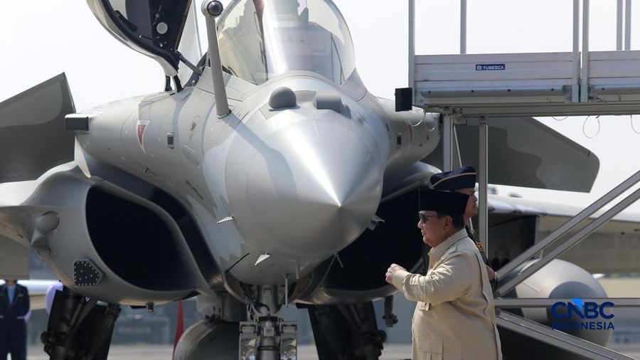 Presiden Prabowo Subianto saat hadir dalam acara Penyerahan Pesawat jet tempur Multi-Role Combat Aircraft (MRCA) Rafale, A400M MRTT, Falcon 8X serta Radar GCI, Smart Weapon Hammer dan Missile Meteor di Lanud Halim Perdana Kusuma, Jakarta, Senin (18/5