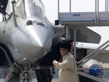 Presiden Prabowo Subianto saat hadir dalam acara Penyerahan Pesawat jet tempur Multi-Role Combat Aircraft (MRCA) Rafale, A400M MRTT, Falcon 8X serta Radar GCI, Smart Weapon Hammer dan Missile Meteor di Lanud Halim Perdana Kusuma, Jakarta, Senin (18/5