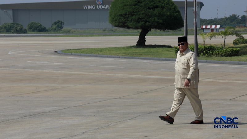 Presiden Prabowo Subianto saat hadir dalam acara Penyerahan Pesawat jet tempur Multi-Role Combat Aircraft (MRCA) Rafale, A400M MRTT, Falcon 8X serta Radar GCI, Smart Weapon Hammer dan Missile Meteor di Lanud Halim Perdana Kusuma, Jakarta, Senin (18/5/2026). (CNBC Indonesia/Muhammad Sabki)
